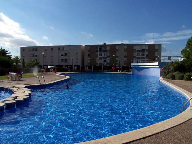 Piscina de los apartamentos PINE BEACH de Gav&agrave; Mar